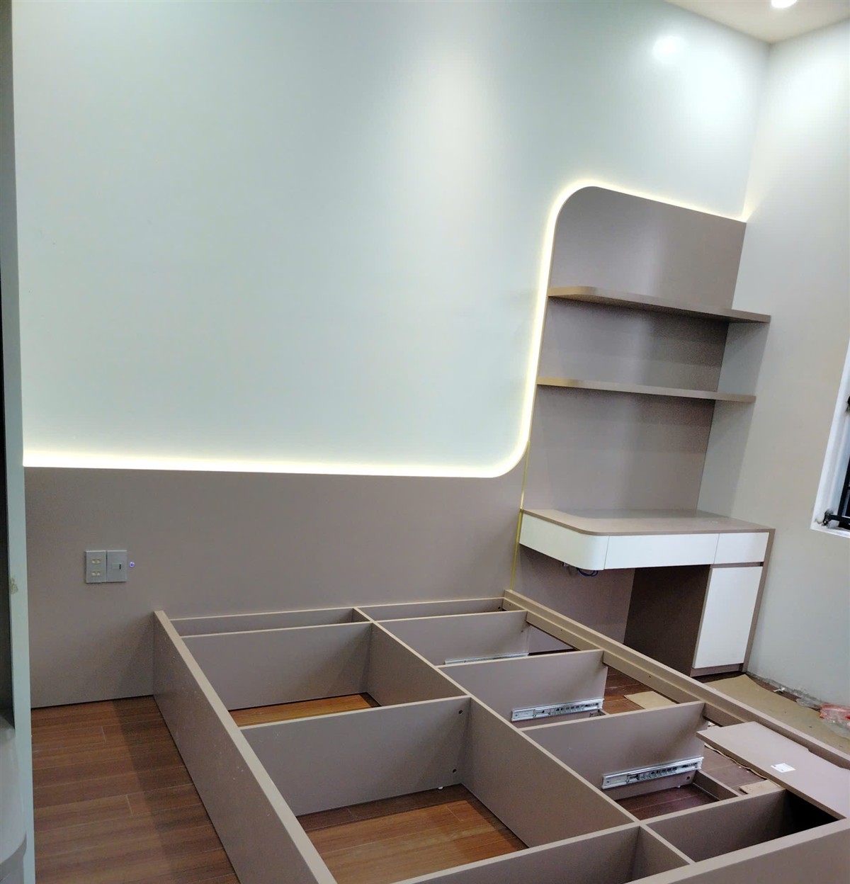 Lắp đặt giường và kệ đèn LED
