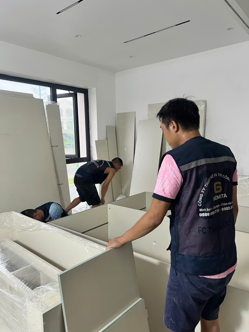 Đội thi công GOMITA đang lắp đặt tủ bếp