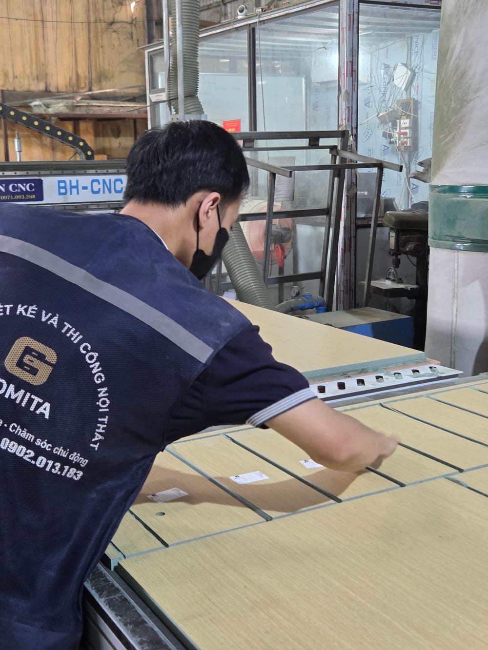Thợ GOMITA vận hành máy CNC cắt ván tại xưởng