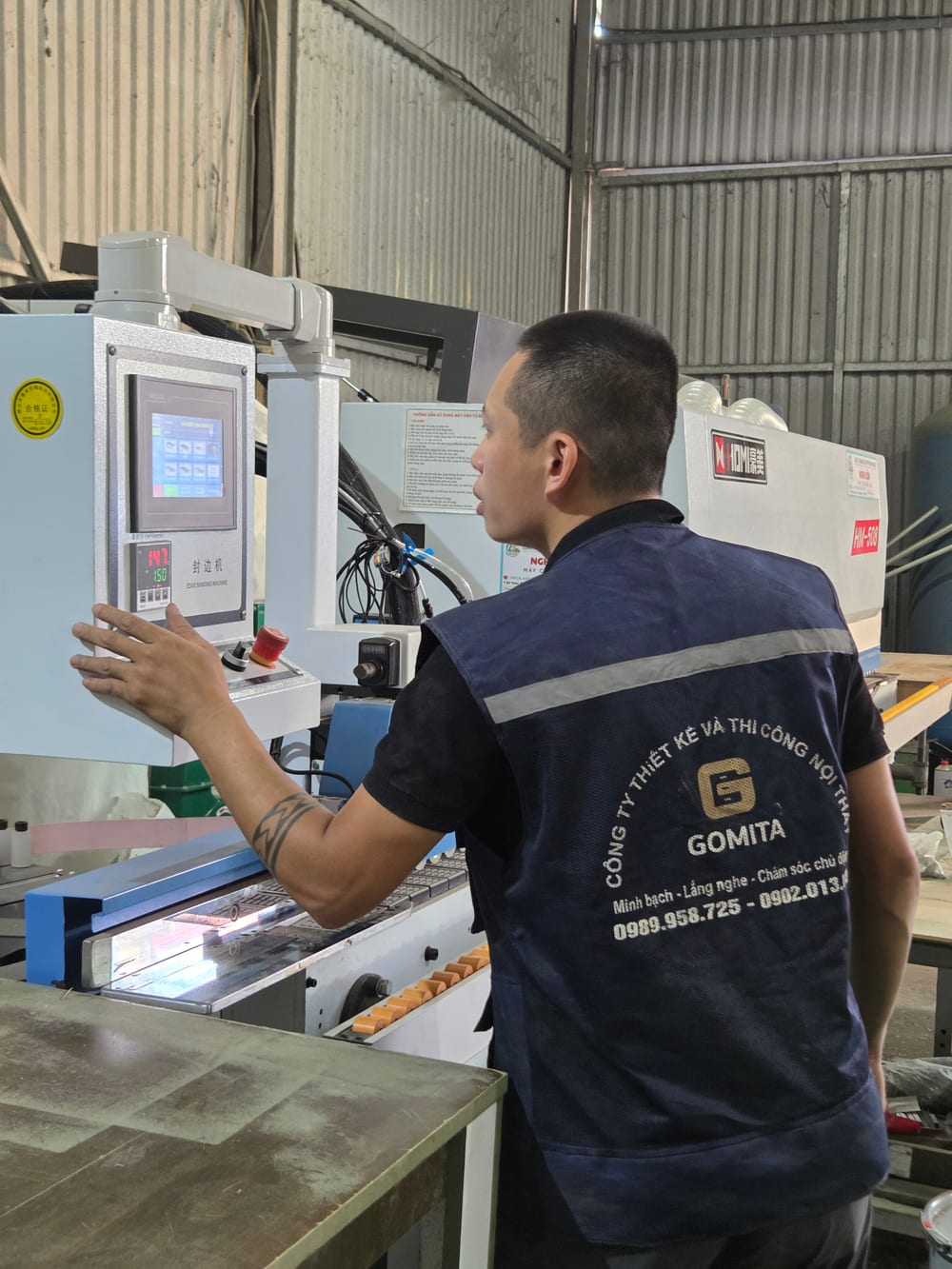 Thợ GOMITA kiểm tra máy tại xưởng