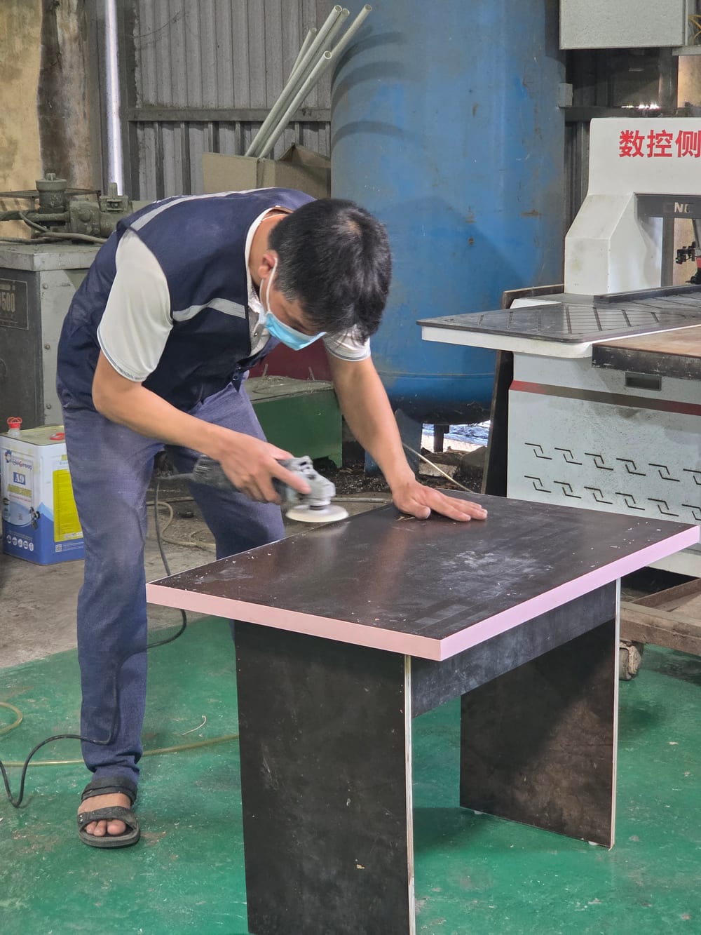 Thợ GOMITA đánh nhẵn chi tiết tại xưởng